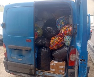 Bus po brzegi wypełniony wrokami z nakrętkami