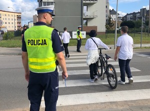 Policjanci piskiej drogówki przy szkołach