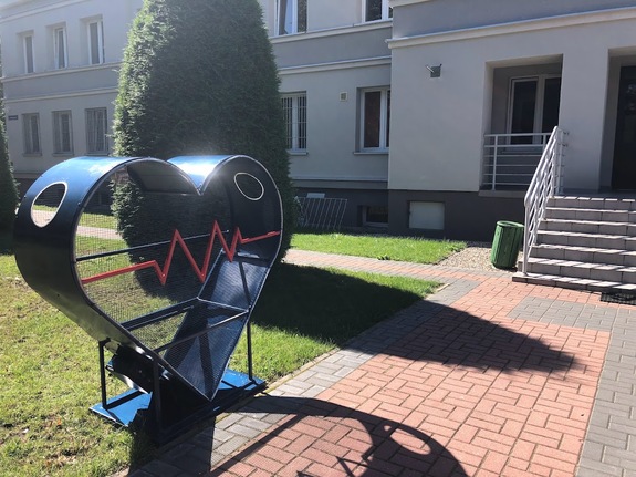 Serce na nakrętki przed Komendą Powiatową Policji w Piszu