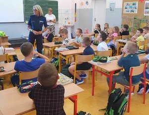Policjantka na spotkaniu z dziećmi w szkole