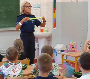 Policjantka na spotkaniu z dziećmi w szkole