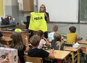 Policjantka na spotkaniu z dziećmi w szkole