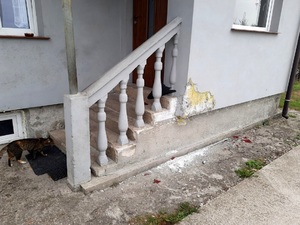 Nietrzeźwy kierowca uderzył w budynek