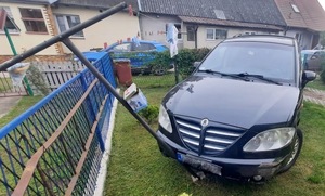 Nietrzeźwy kierowca zatrzymał się na słupku
