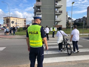Policjant ruchu drogowego przy przejściu dla pieszych.