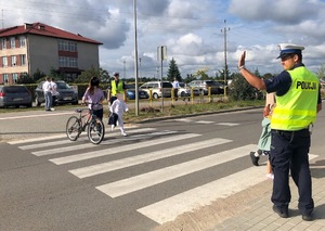 Policjant ruchu drogowego przy przejściu dla pieszych.