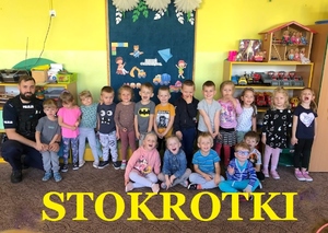 Pamiątkowe zdjęcie policjanta z przedszkolakami.