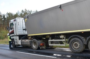 Samochód ciężarowy stojący na drodze