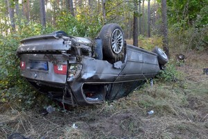 BMW na dachu w przydrożnym rowie