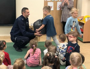 Policjant w trakcie spotkań z przedszkolakami