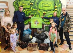 Policjant w trakcie spotkań z przedszkolakami