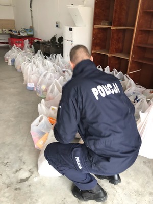 Paczki świąteczne dla potrzebujących