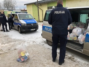 Paczki świąteczne dla potrzebujących
