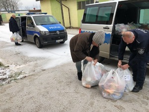 Paczki świąteczne dla potrzebujących