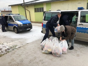 Paczki świąteczne dla potrzebujących