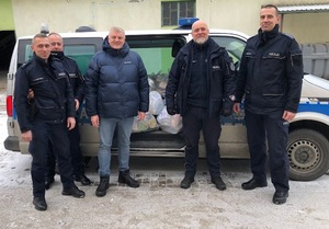 Paczki świąteczne dla potrzebujących