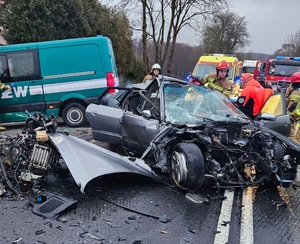 Wypadek na trasie Pisz- Biała Piska. Na pierwszym planie rozbite auto osobowe.