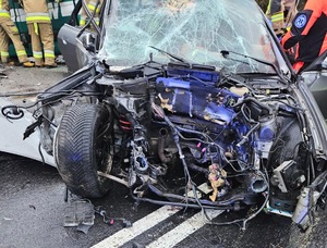 Wypadek na trasie Pisz- Biała Piska. Na pierwszym planie rozbite auto osobowe.