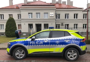 Nowy radiowóz stojący przed piskąa komendą
