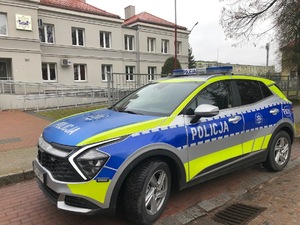 Nowy radiowóz stojący przed piskąa komendą