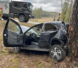 Rozbity samochód, który uderzył w drzewo