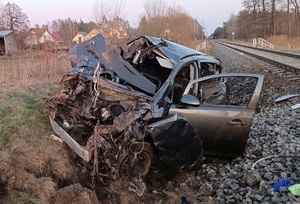 Zderzenie opla z szynobusem na niestrzeżonym przejeździe kolejowym