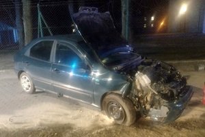 Kierujący fiatem uszkodził dwa znaki drogowe w Orzyszu