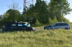 Czołowe zderzenie audi i chevroleta
