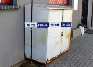Włamanie do metalowej skrzyni przy sklepie