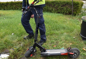 Zderzenie hulajnogi elektrycznej z samochodem