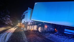 Na trasie Pisz-Ruciane-Nida tir zjechał do rowu