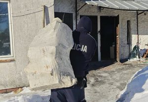 Policjanci pomogli osobom narażonym na wychłodzenie