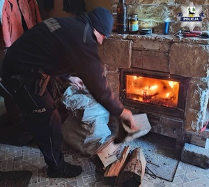Policjanci pomogli osobom narażonym na wychłodzenie