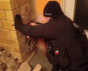 Pomogli seniorce rozpalić w piecu