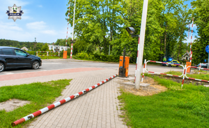Uszkodzona rogatka na przejeździe kolejowym