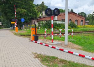 Uszkodzona rogatka na przejeździe kolejowym